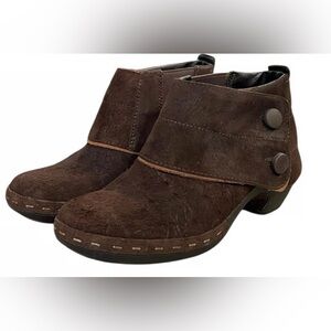 Merrell Espresso Luxe ankle boots with Button‎ Detail. Women size 8.5